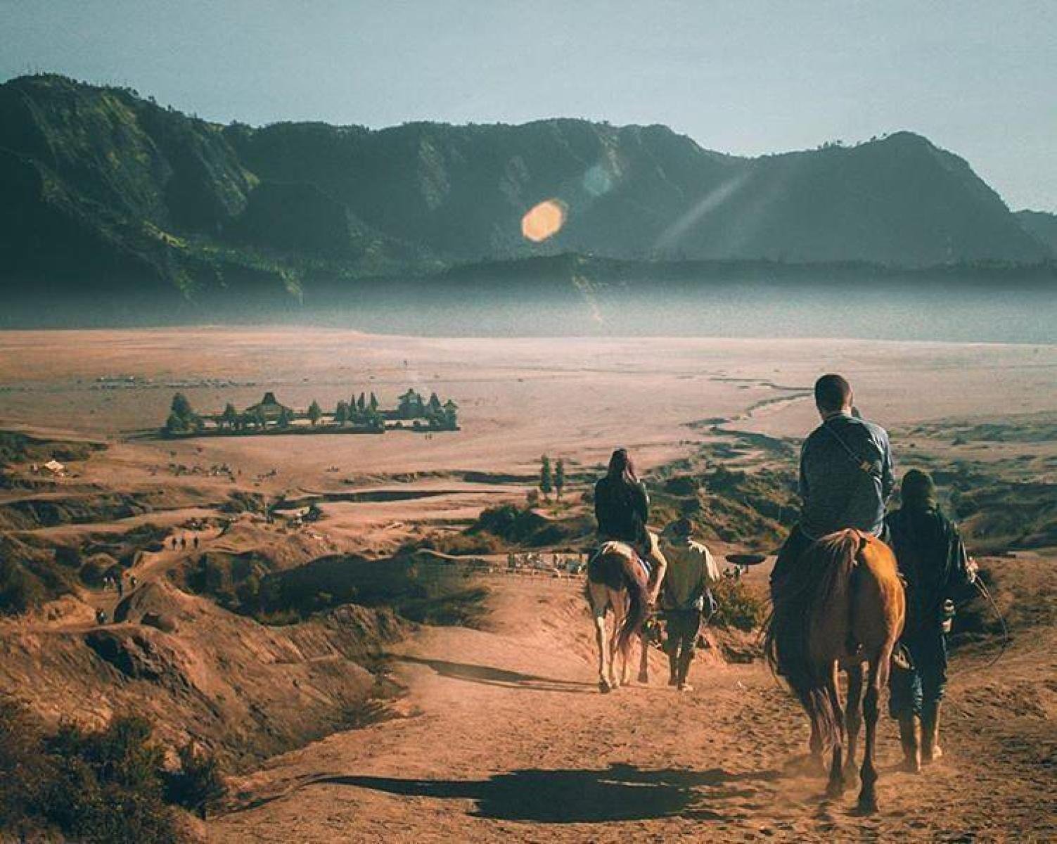 Bulan Terbaik Berkunjung ke Gunung Bromo (Tips Cuaca & Milky Way)